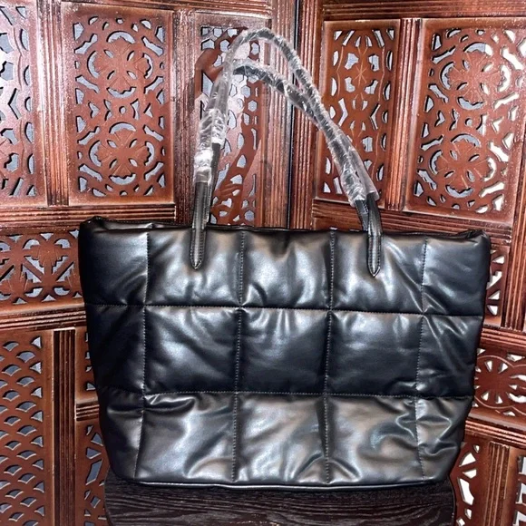 NWT VICTORIA’S SECRET Elegant Black Quilted Tote Bag - Picture 3 of 6